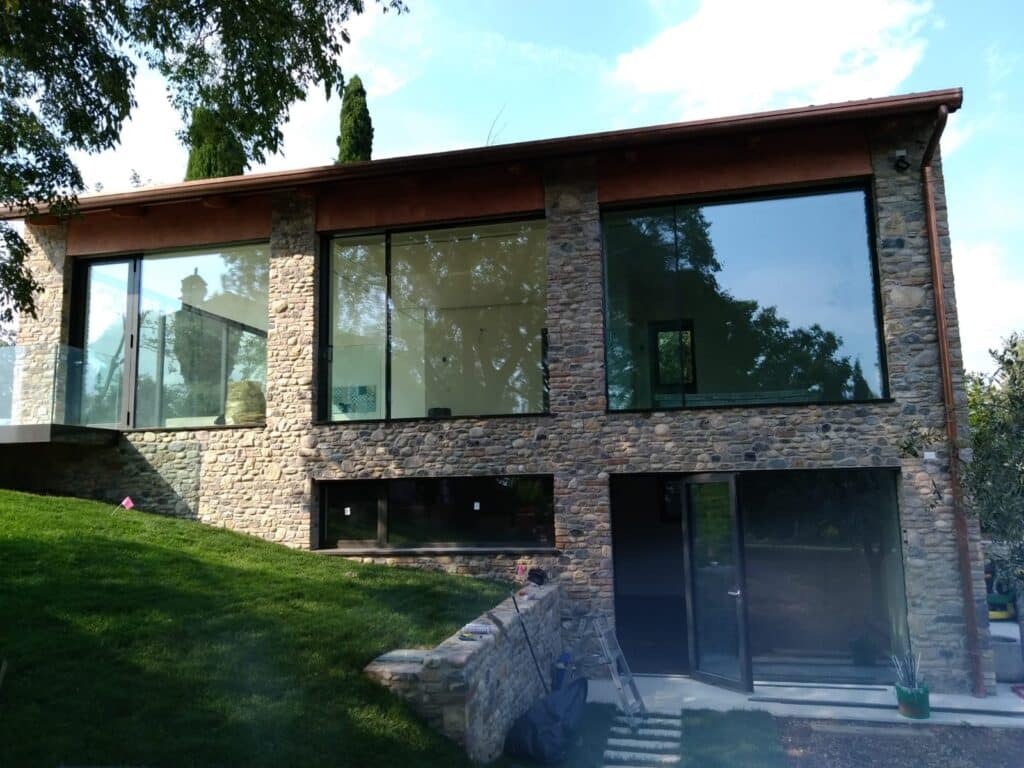 casa con infissi in alluminio