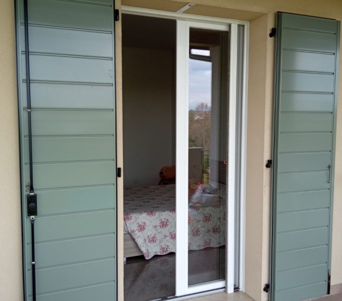 porta finestra con infissi in pvc e persiane in alluminio