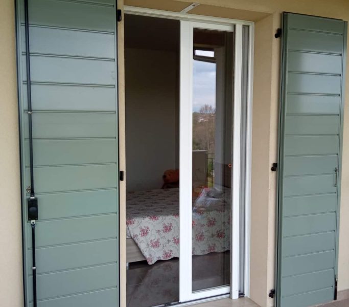 porta finestra con infissi in pvc e persiane in alluminio