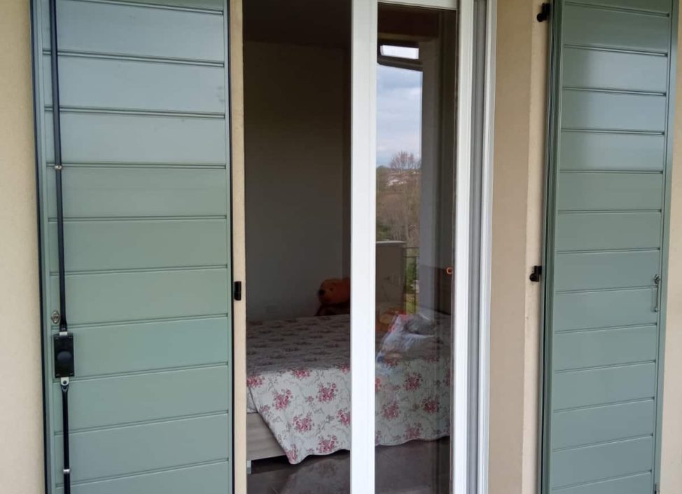 porta finestra con infissi in pvc e persiane in alluminio