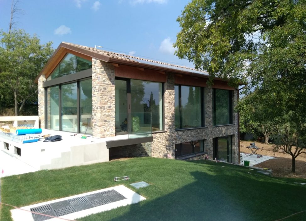 casa con infissi in alluminio
