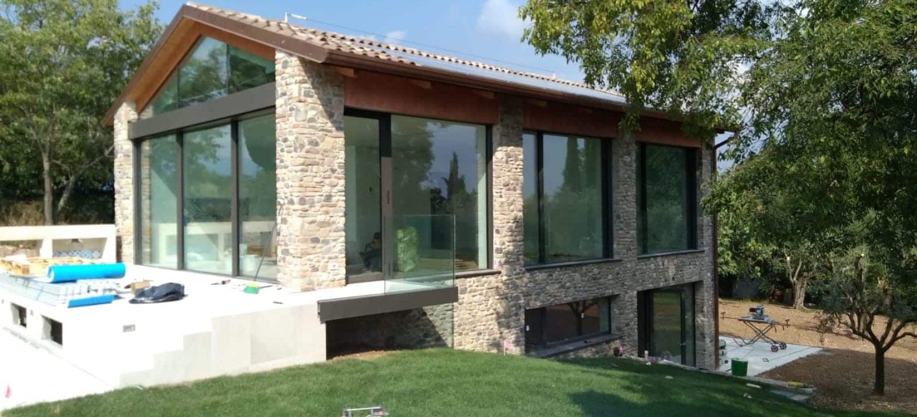 casa con infissi in alluminio