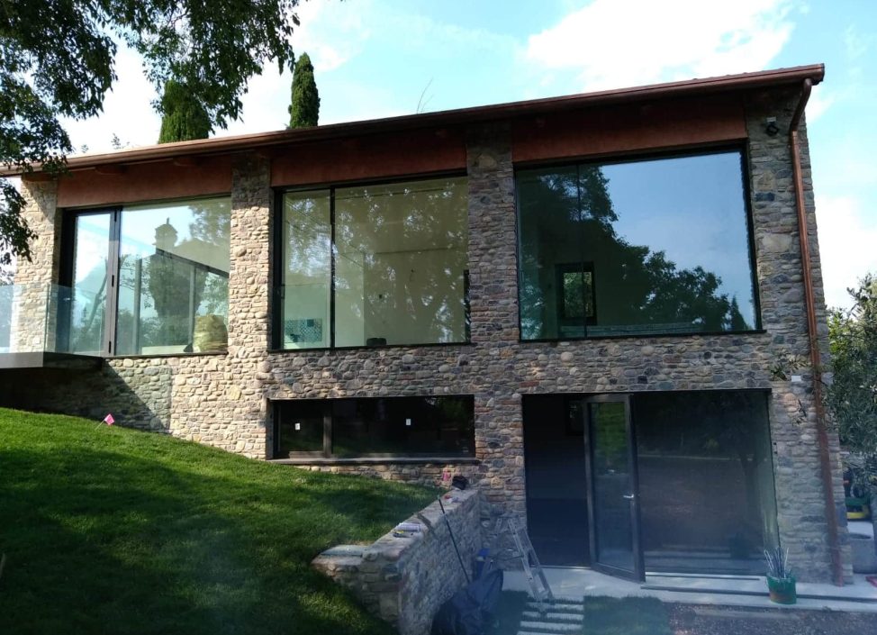 casa con infissi in alluminio