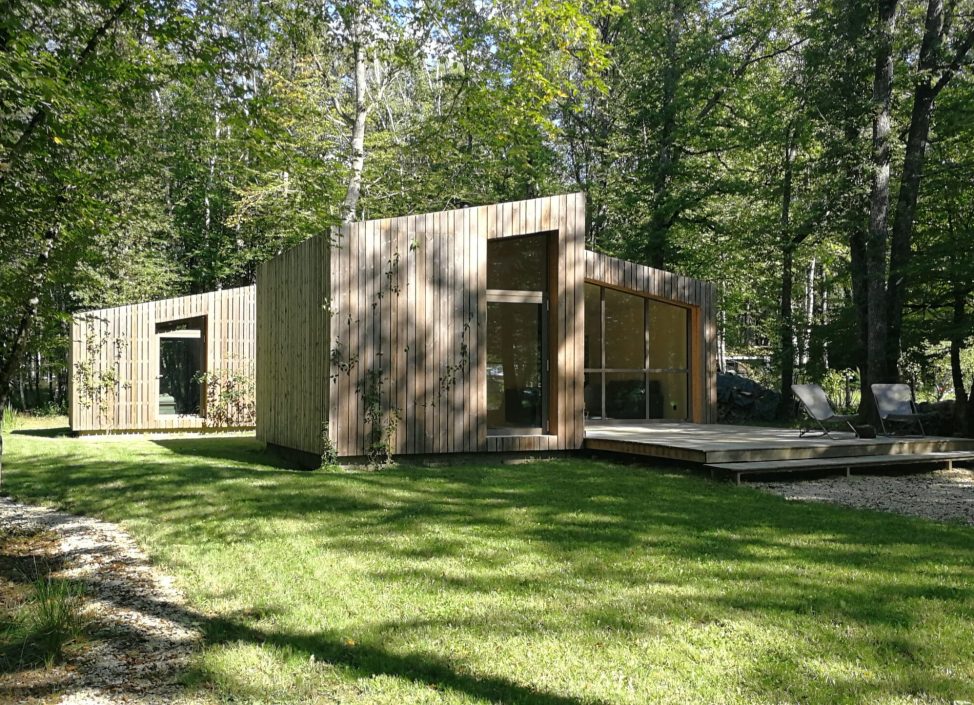 casa nel bosco con infissi in alluminio