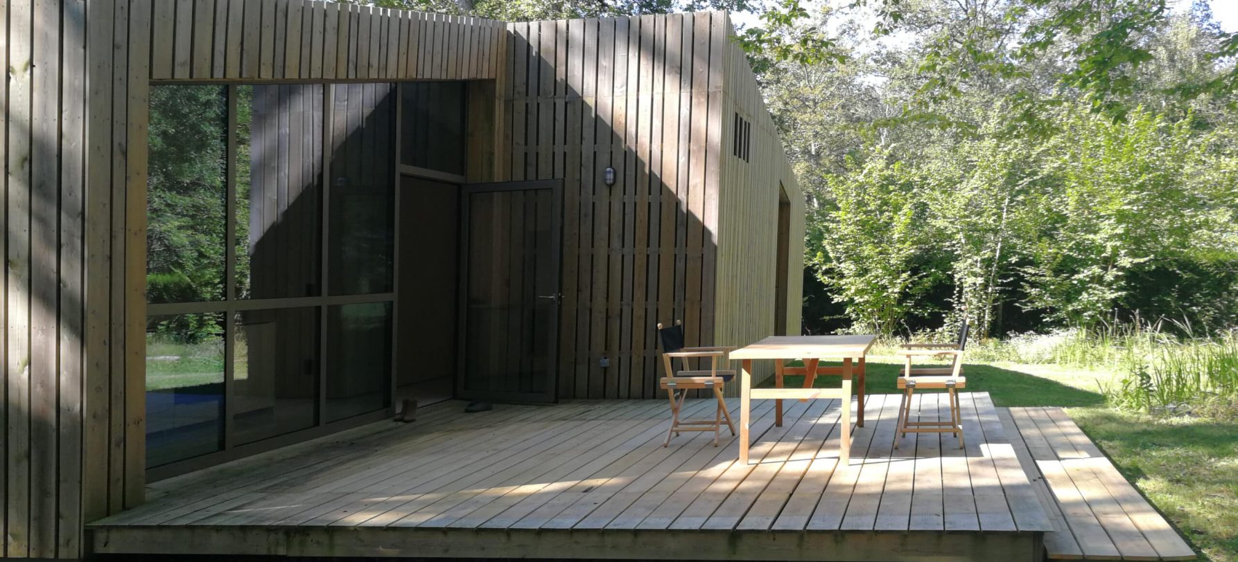 Casa nel bosco in francia con infissi in alluminio su misura