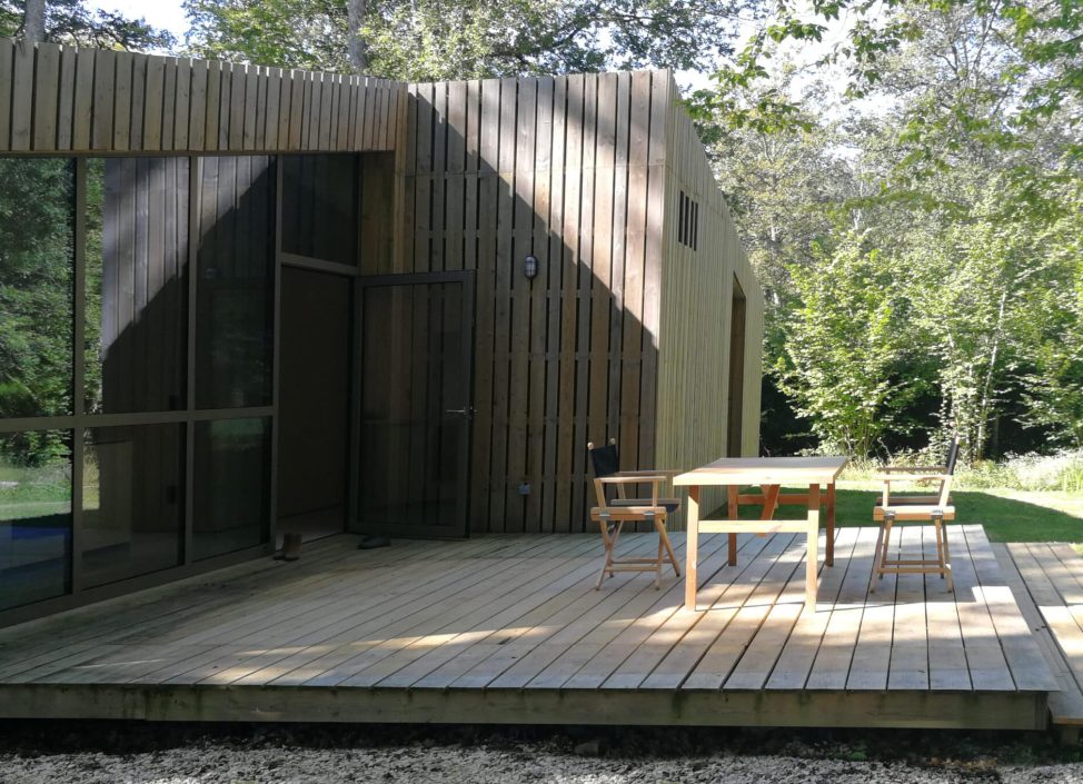 casa nel bosco con infissi alluminio