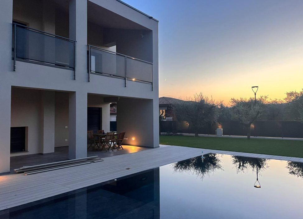 Villa con infissi in alluminio